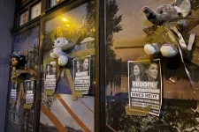 Leragasztott szájú plüssállatokat tapasztott Fidesz-irodákra az MSZP, pedofilellenes törvénycsomagot nyújt be a DK – tovább tiltakozik az ellenzék a kegyelmi döntés ellen
