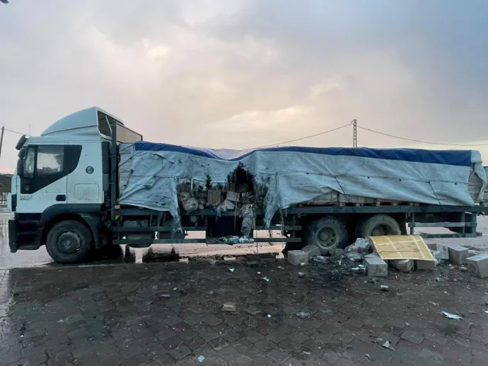 Segélyeket szállító teherautó, amelyet az UNRWA szerint izraeli találat ért 2024. február 6-án – Fotó: Thomas White, Director Of UNRWA / X / Reuters