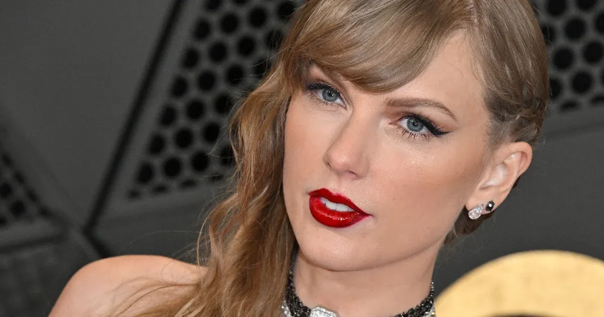 Taylor Swift állítólag perrel fenyegette meg a magángépes utazásait dokumentáló diákot