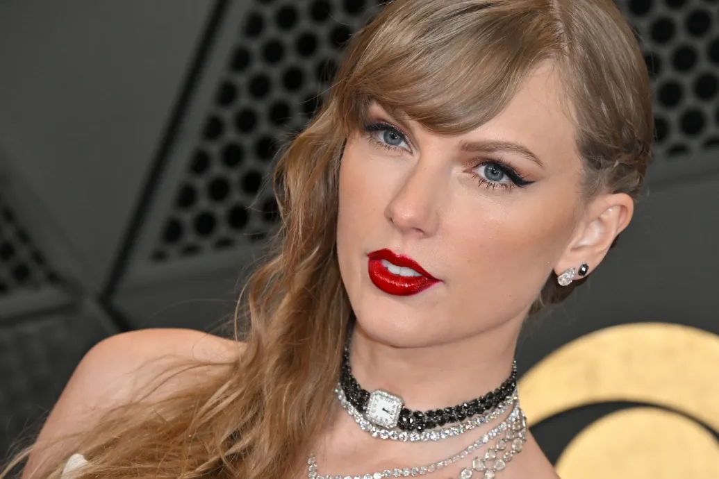 Taylor Swift állítólag perrel fenyegette meg a magángépes utazásait dokumentáló diákot