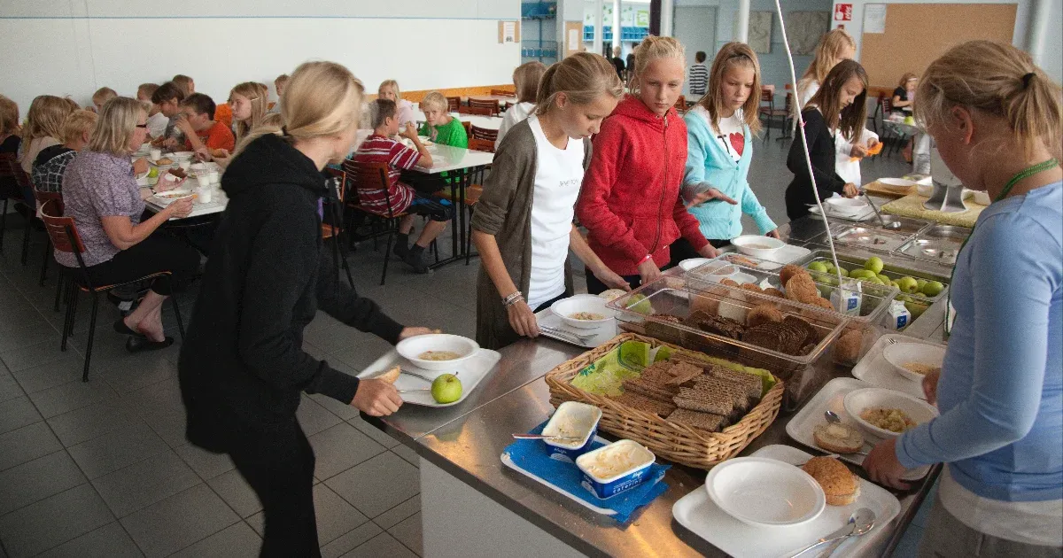 Így lehet működőképes a menza, ahol a gyerekek maguknak szednek
