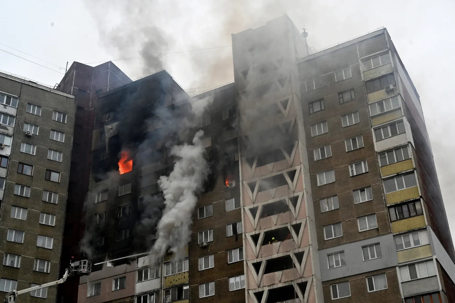 Támadás ért több ukrán várost, Kijevben ketten meghaltak, helyenként áram sincs