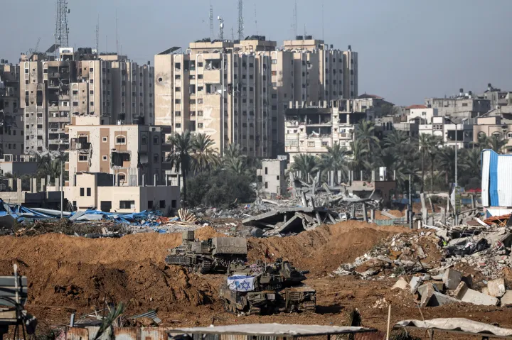 Izraeli harckocsik a Gázai övezetben – Fotó: Ronen Zvulun / Reuters