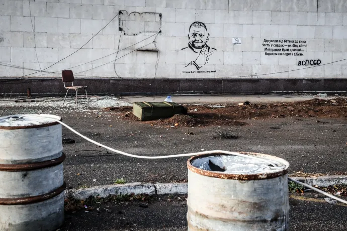Zaluzsnijt ábrázoló graffiti a visszafoglalt herszoni repülőtéren 2022 novemberében – Fotó: Huszti István / Telex