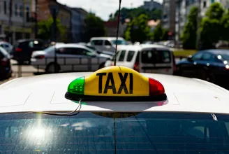 Több száz taxis sorakozott fel Bukarestben, az Uber és Bolt ellen tiltakoznak