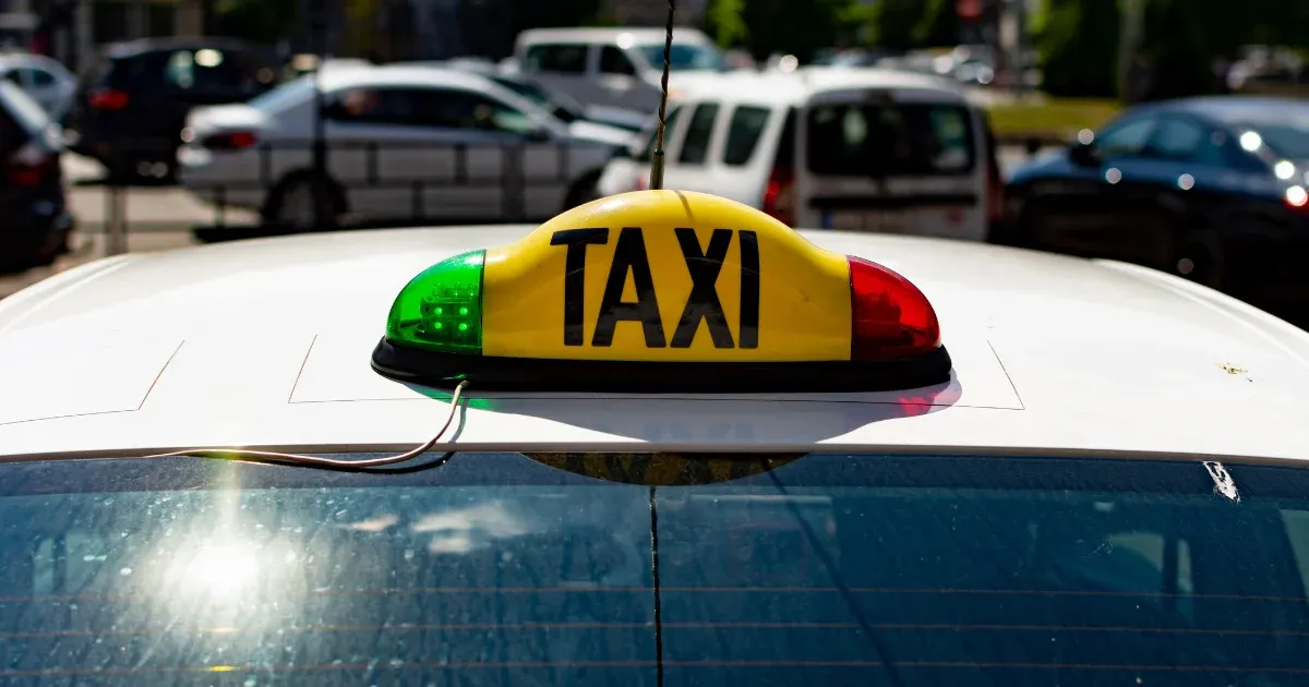 Több száz taxis sorakozott fel Bukarestben, az Uber és Bolt ellen tiltakoznak