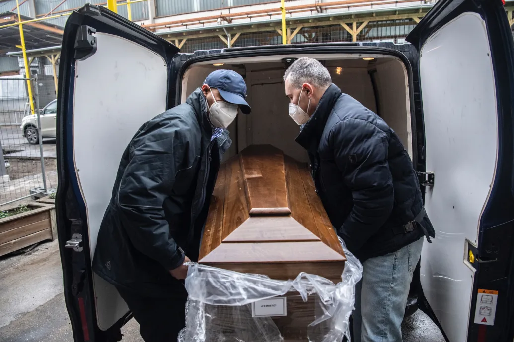 Bárki arra kényszerülhet, hogy súlyos órákat töltsön el a halott hozzátartozója mellett