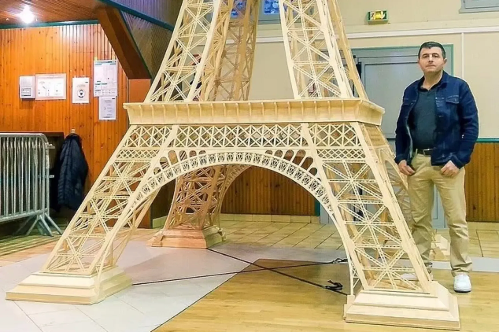 700 ezer gyufaszálból 8 év alatt 7 méteres Eiffel-tornyot épített, aztán közölték: nem kerülhet be a Guinness-rekordok közé