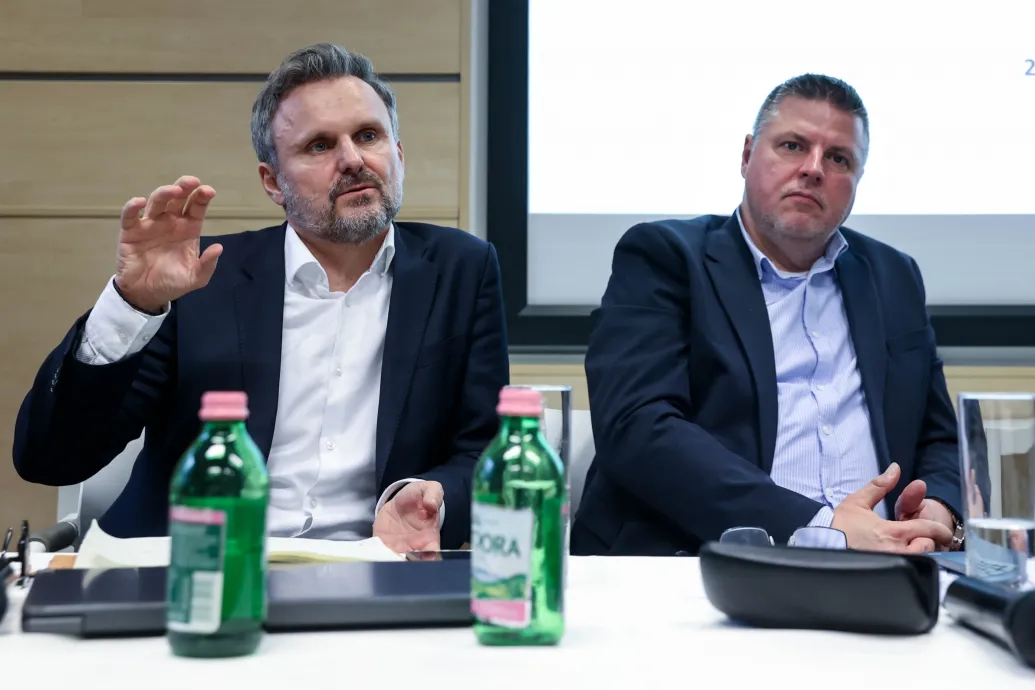 A sóskúti akkufeldolgozó sem akarja, hogy kijusson a gyárból a mérgező por, hiszen ők azt árulják