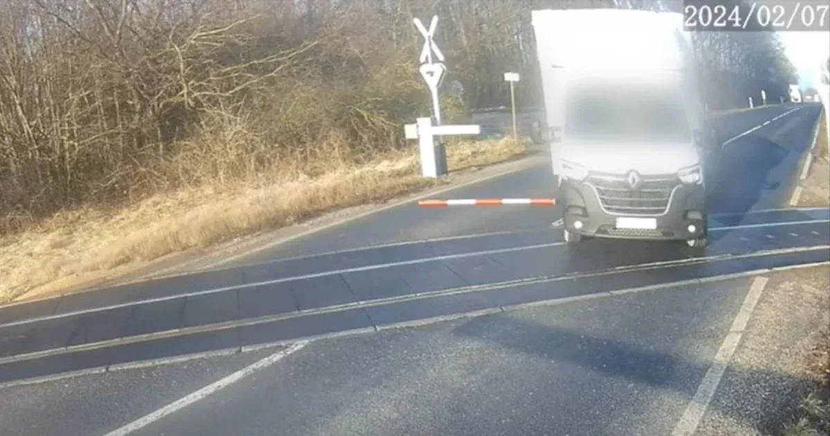 kiütötte a kisbusszal a vasúti sorompót, megállt az átjáró közepén, aztán jött a vonat