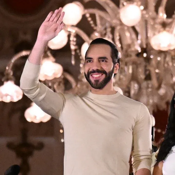 Újraválasztották a salvadori elnököt, aki tízezrek bebörtönzésével állította helyre a közbiztonságot