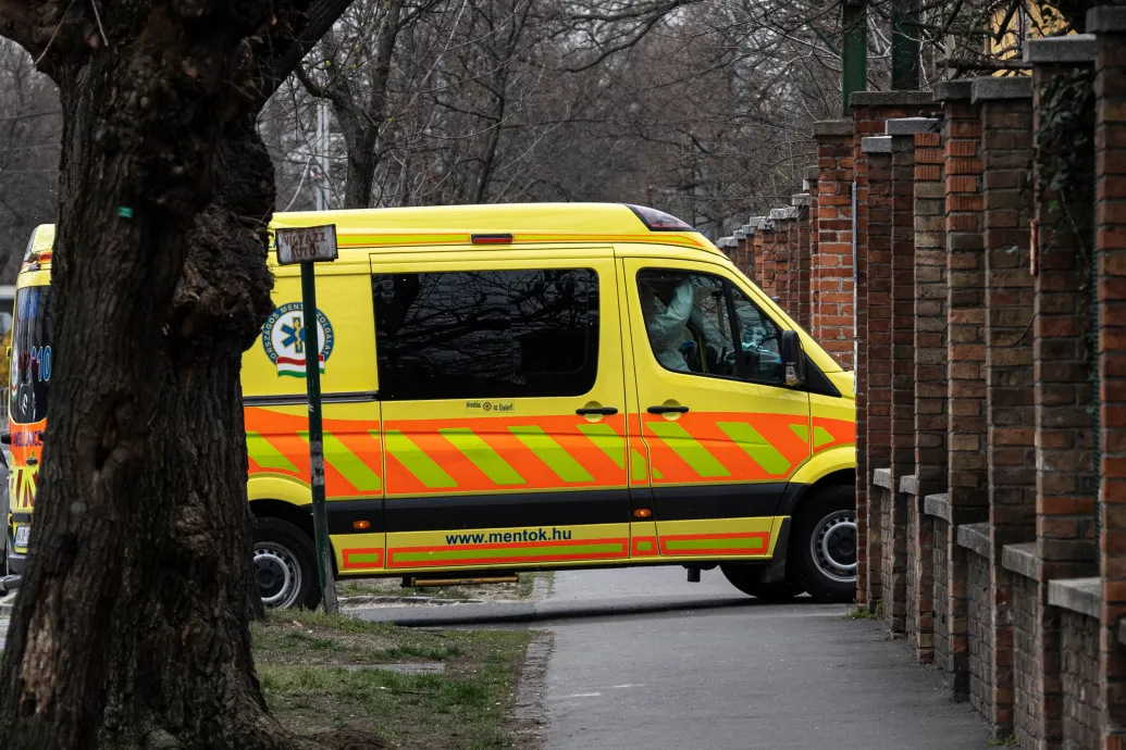 Gyúrósok segítettek a mentősöknek levinni egy 170 kilós beteget a negyedik emeletről