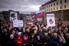 Több ezren tüntettek a szlovák parlament előtt a különleges ügyészség megszüntetése és a büntető törvénykönyv módosítása ellen