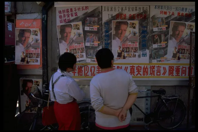 A True Lies című amerikai akciófilm plakátjai Arnold Schwarzeneggerrel, Pekingben, 1995 áprilisában – Fotó: Forrest Anderson / Forrest Anderson