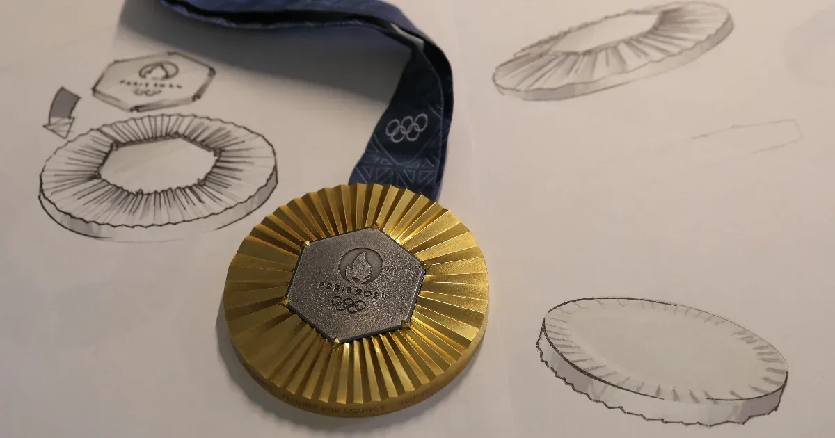A párizsi olimpiai és paralimpiai érmek az Eiffel-torony darabjait is tartalmazzák majd