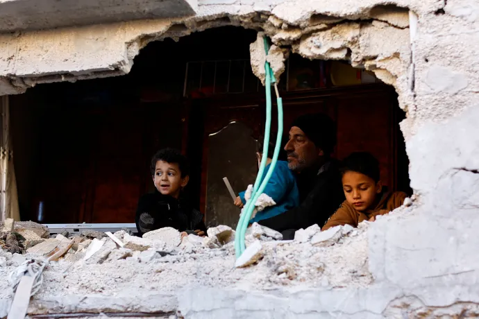 Izraeli bombázásban megsérült lakóépületek Rafahban 2024. február 8-án – Fotó: Ibraheem Abu Mustafa /Reuters