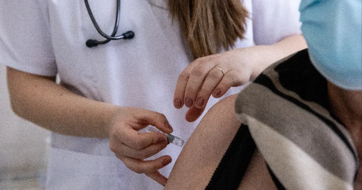 Fact-check: Nemhogy segítene, de még rontja is a védettséget a sokadik oltás?