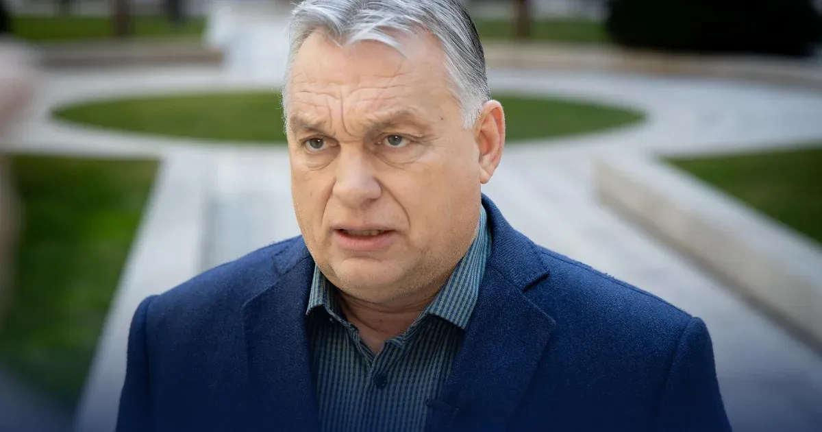 Orbán Viktor be is nyújtotta a parlamentnek az alkotmánymódosítóját Orbán Viktor be is nyújtotta a parlamentnek az alkotmánymódosítóját