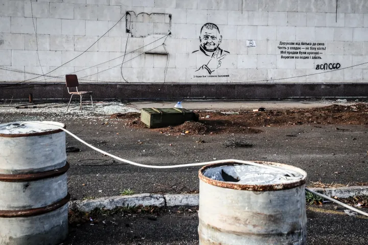 Zaluzsnijt ábrázoló graffiti a visszafoglalt herszoni repülőtéren 2022 novemberében – Fotó: Huszti István / Telex