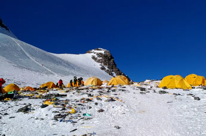 Hátrahagyott sátrak és szemét a négyes táborban – Fotó: Doma Sherpa / AFP
