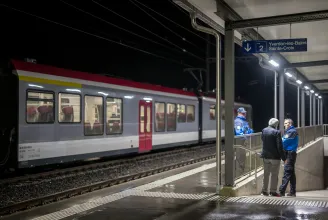Késsel és baltával ejtett túszul 15 embert egy férfi egy svájci vonaton