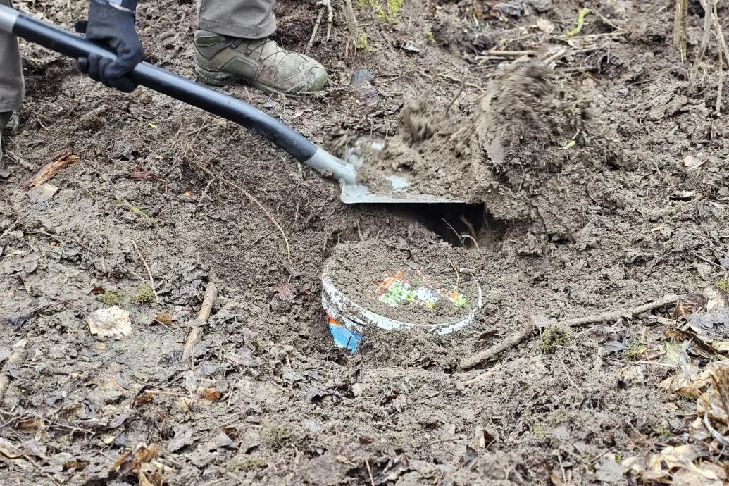 Több kiló kábítószert találtak a rendőrök, 45 millió forintnyit egy erdőben elásott festékes vödörben