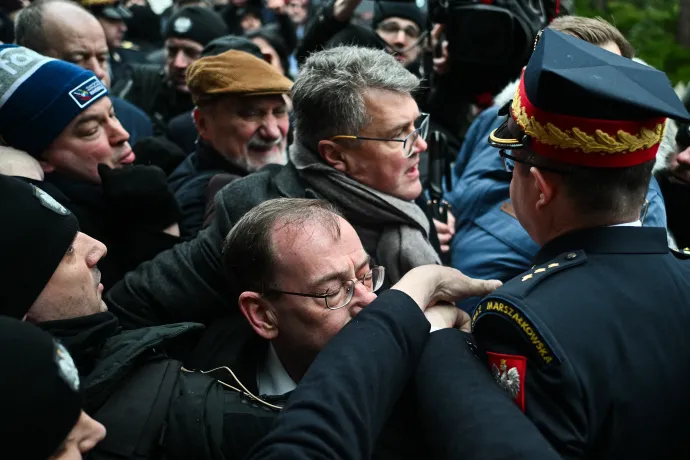 Mariusz Kamiński és Maciej Wąsik 2024. február 7-én megpróbáltak bejutni a szejm épületébe – Fotó: Omar Marques / Anadolu / AFP