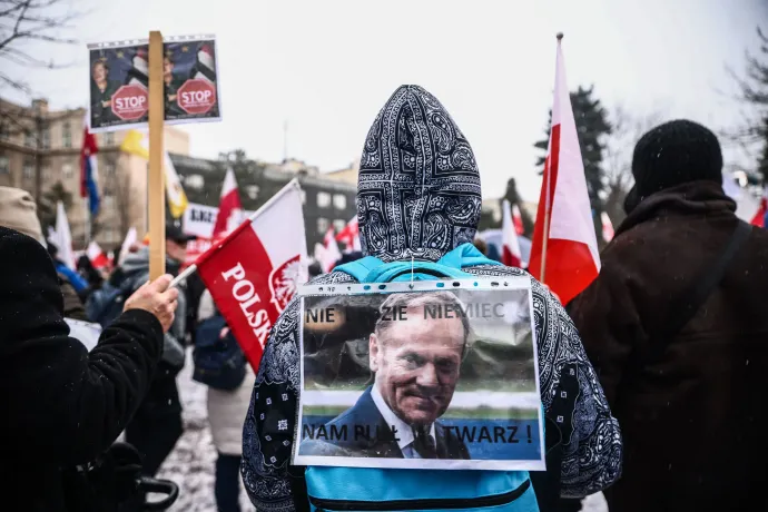 Tusk-ellenes kép egy tüntető hátán Varsóban, 2024. január 11-én – Fotó: Beata Zawrzel / NurPhoto / AFP