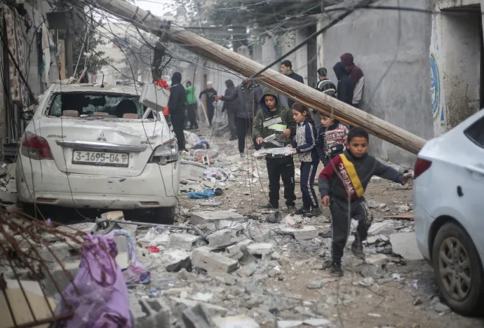 Palesztinok mentik az értékeiket egy izraeli légicsapást követően Rafahban 2024. február 9-én – Fotó: Ahmed Zaqout / Anadolu / AFP