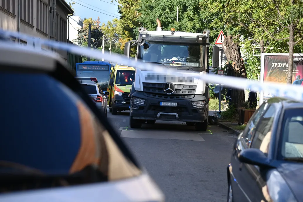 Zebrán gázolta halálra apát és gyerekét egy telefonozó sofőr, vádat emeltek ellene