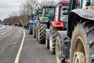 Gazdatüntetést tartottak Záhonynál, traktorok tucatjai zárják el az Ukrajnába vezető utat