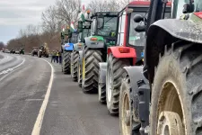 Gazdatüntetést tartottak Záhonynál, traktorok tucatjai zárják el az Ukrajnába vezető utat