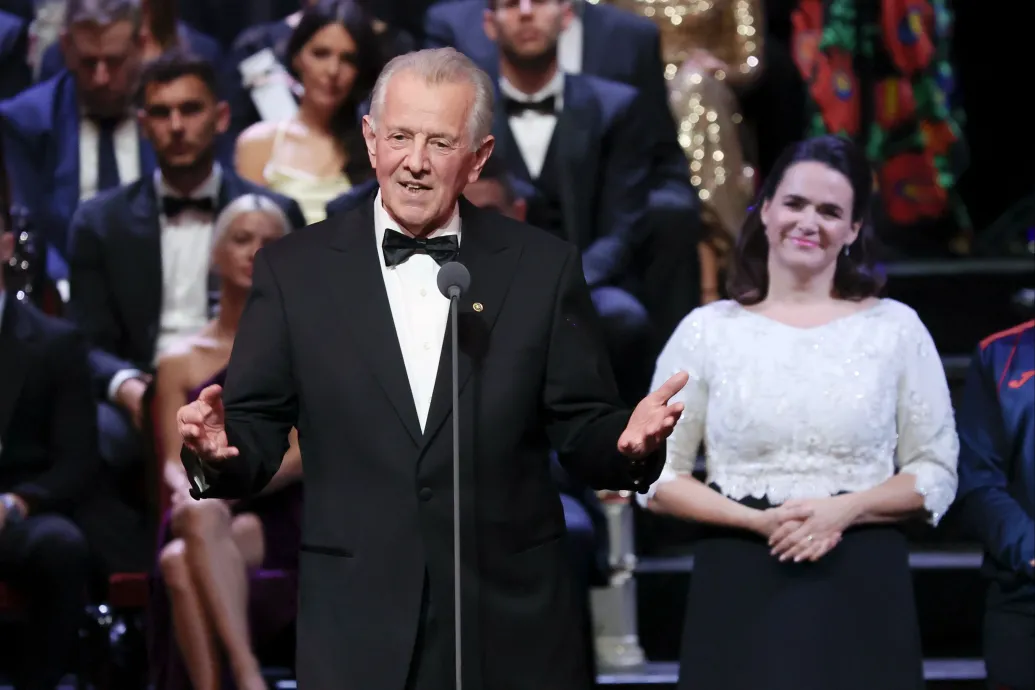 Amikor legutóbb ennyire kínos ügybe keveredett köztársasági elnök, három hónapos huzavona és lemondás lett a vége