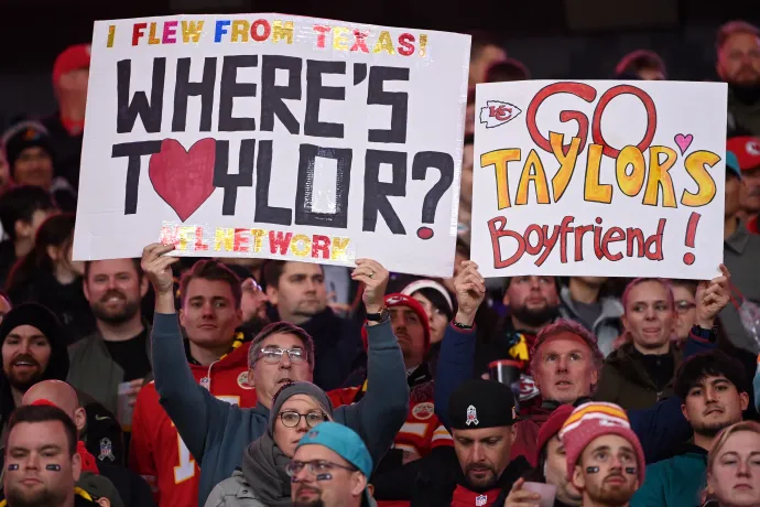"Hol van Taylor" és "Hajrá, Taylor pasija!" – lengetik a táblákat a Kansas City Chiefs szurkolói a csapat frankfurti mérkőzésén 2023. november 5-én – Fotó: Kirill Kudryavtsev / AFP