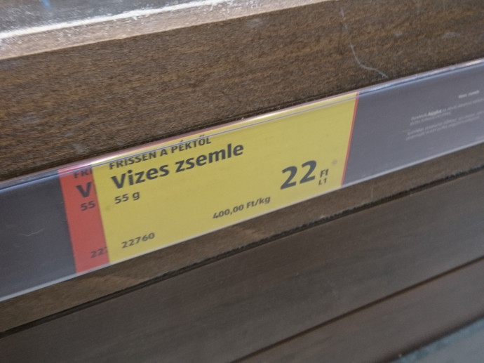 Vizes zsemle árcímkéje egy Aldi boltban 2021 márciusában. Fotó: G7