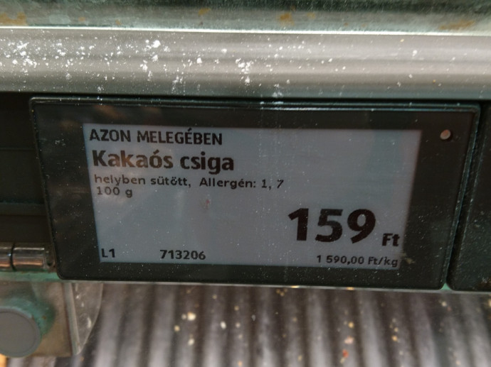 Kakaós csiga árcímkéje egy Aldi boltban 2024 januárjában. Fotó: G7