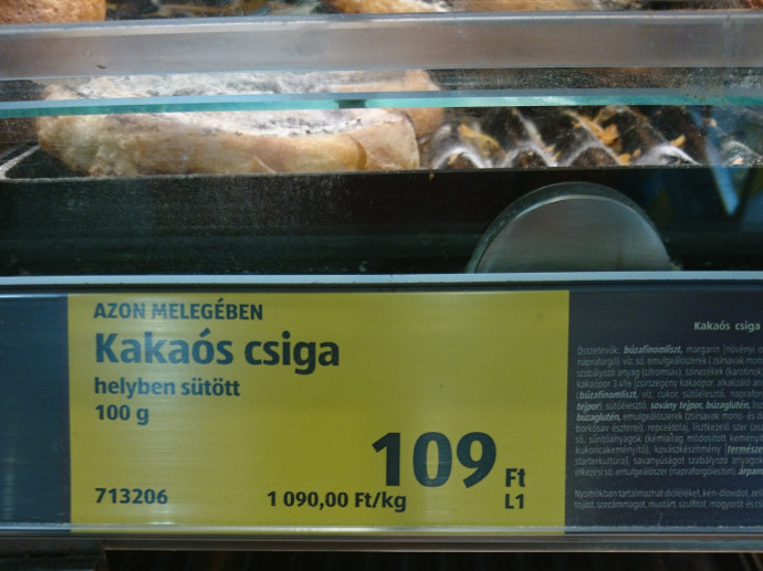 Kakaós csiga árcímkéje egy Aldi boltban 2021 márciusában. Fotó: G7
