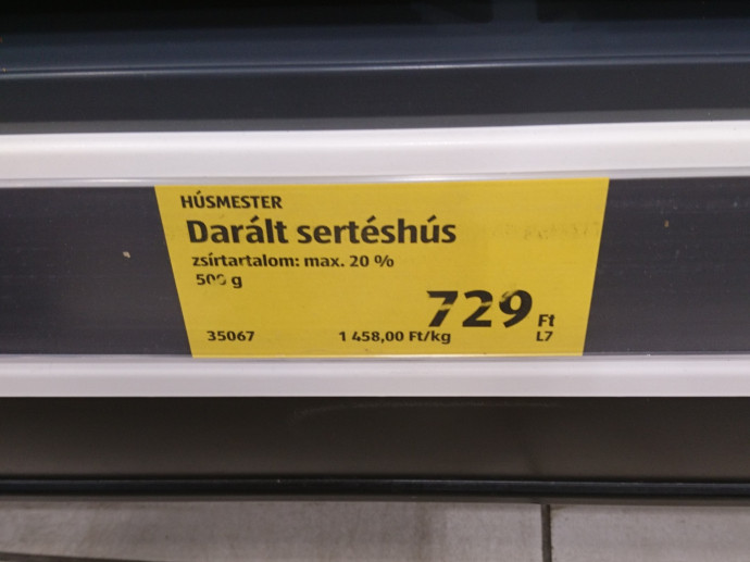 Darált sertéshús árcímkéje egy Aldi boltban 2021 márciusában. Fotó: G7