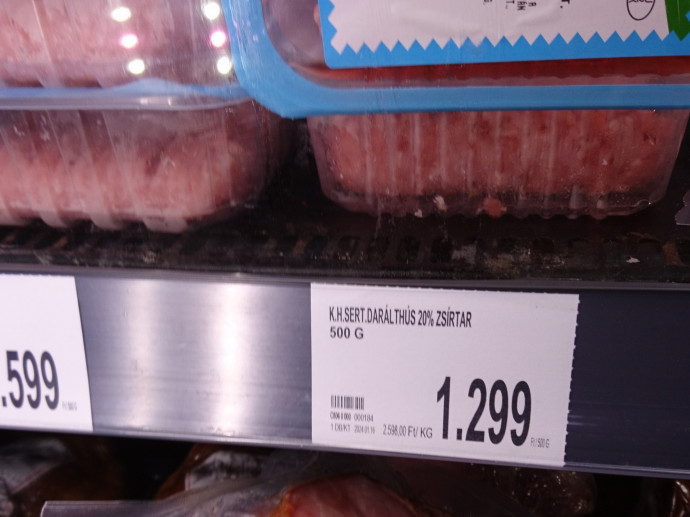 Darált sertéshús árcímkéje egy Penny boltban 2024 januárjában. Fotó: G7