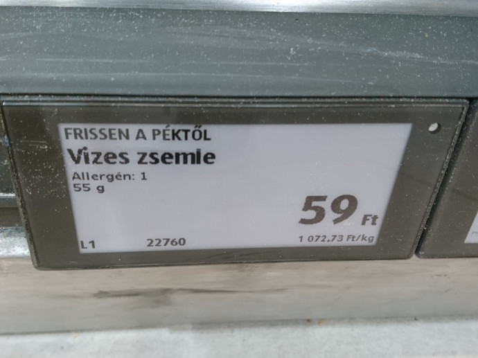 Vizes zsemle árcímkéje egy Aldi boltban 2024 januárjában. Fotó: G7
