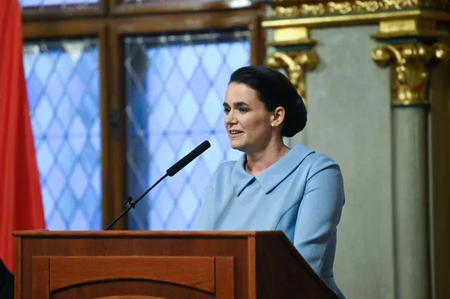 Leszállt a Novák Katalint szállító honvédségi gép Ferihegyen