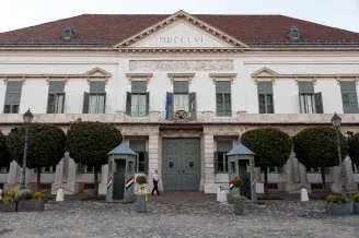 Konvoj érkezett nem sokkal a Novák Katalint szállító honvédségi gép landolása után a Sándor-palotába