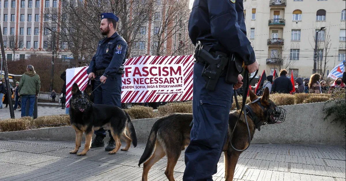 Jelentős rendőri készültség mellett tartottak antifasiszta tüntetést Budapesten