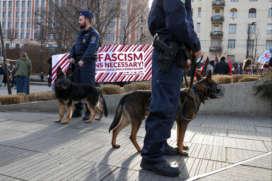 Már gyülekeznek az antifasiszta tüntetők a Széll Kálmán téren, legalább 50 rendőr van kint