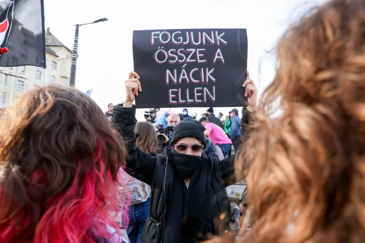 Antifasiszta tüntetés Budapesten, a Széll Kálmán téren 2024. február 10-én – Fotó: Melegh Napsugár Noémi / Telex