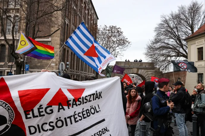 Jelentős rendőri készültség mellett tartottak antifasiszta tüntetést Budapesten