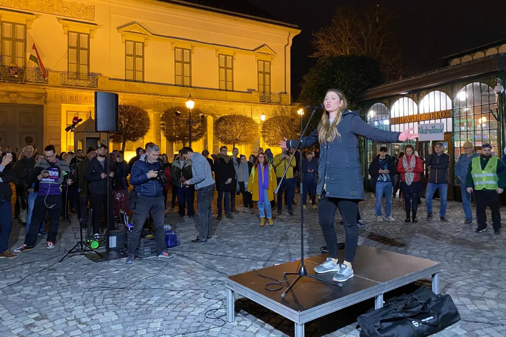 Donáth Anna: Orbán most nem fél nők szoknyája mögé bújni