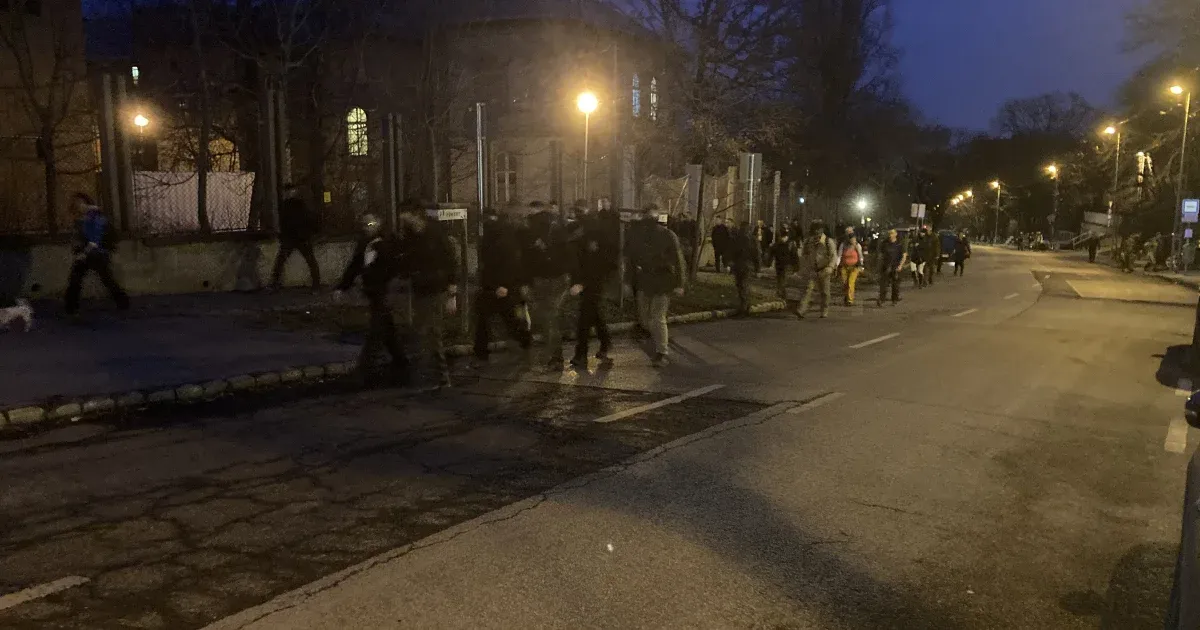 Airsoft fegyvereket és rugós kést is lefoglalt a rendőrség a kitörés napi eseményeken