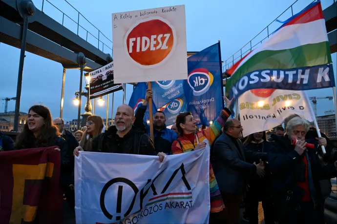 Két hét múlva a Parlament előtt tüntet a közvetlen elnökválasztásért a DK