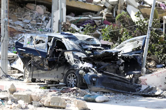 Hind Rajab családjának fekete autója, és a mentőautó, amelyekben megtalálták a kislány és rokonai, valamint a mentők holttesteit 2024. február 10-én – Fotó: Stringer / Reuters